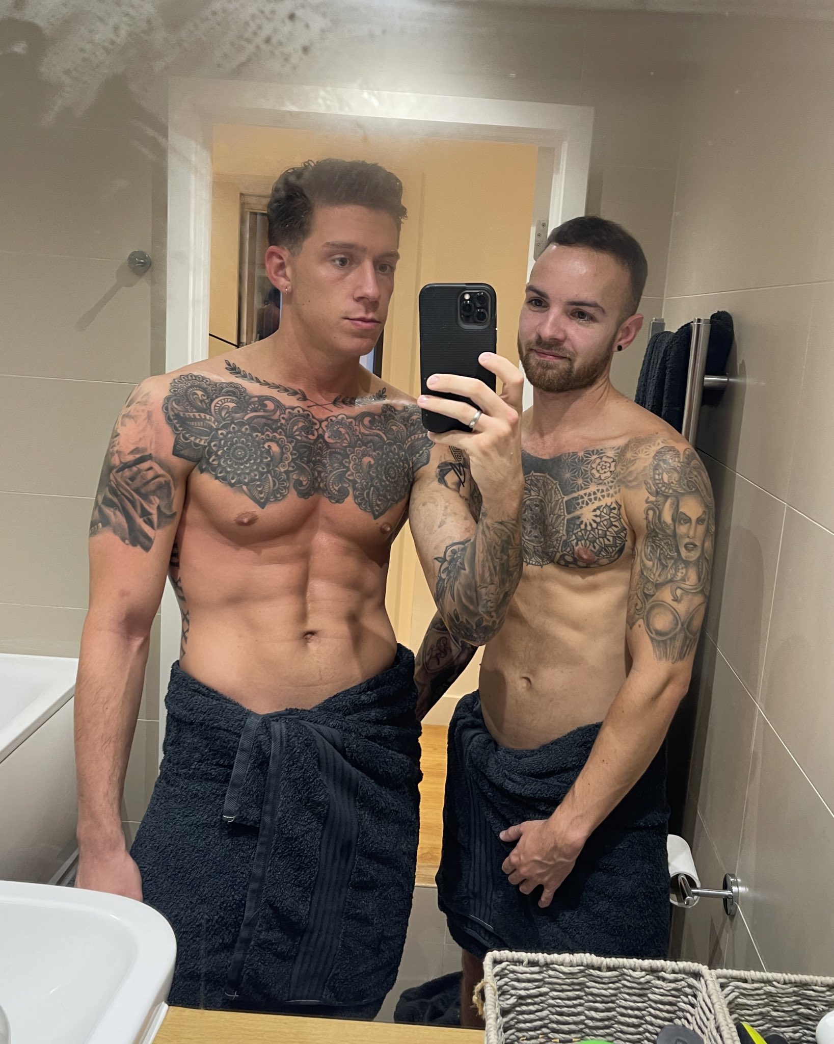 1 pic. Bathroom selfies (and more) with my fellow tattoo’d Brit lad @louisjacksxxx 🇬🇧🔥 https://t.co/vmNgrq7sbO https://t.co/Z7Mv2fEcGv