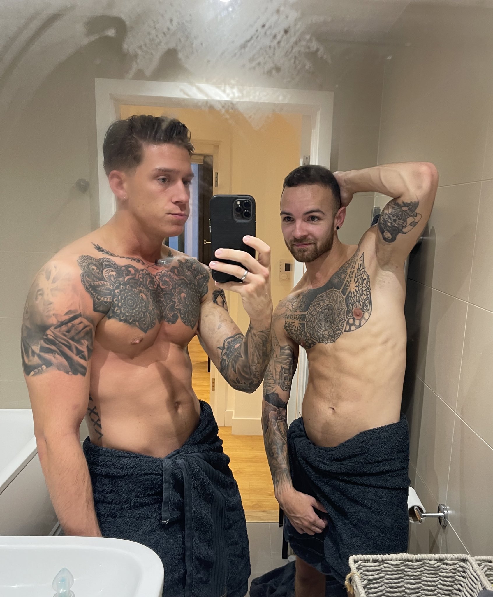 2 pic. Bathroom selfies (and more) with my fellow tattoo’d Brit lad @louisjacksxxx 🇬🇧🔥 https://t.co/vmNgrq7sbO https://t.co/Z7Mv2fEcGv