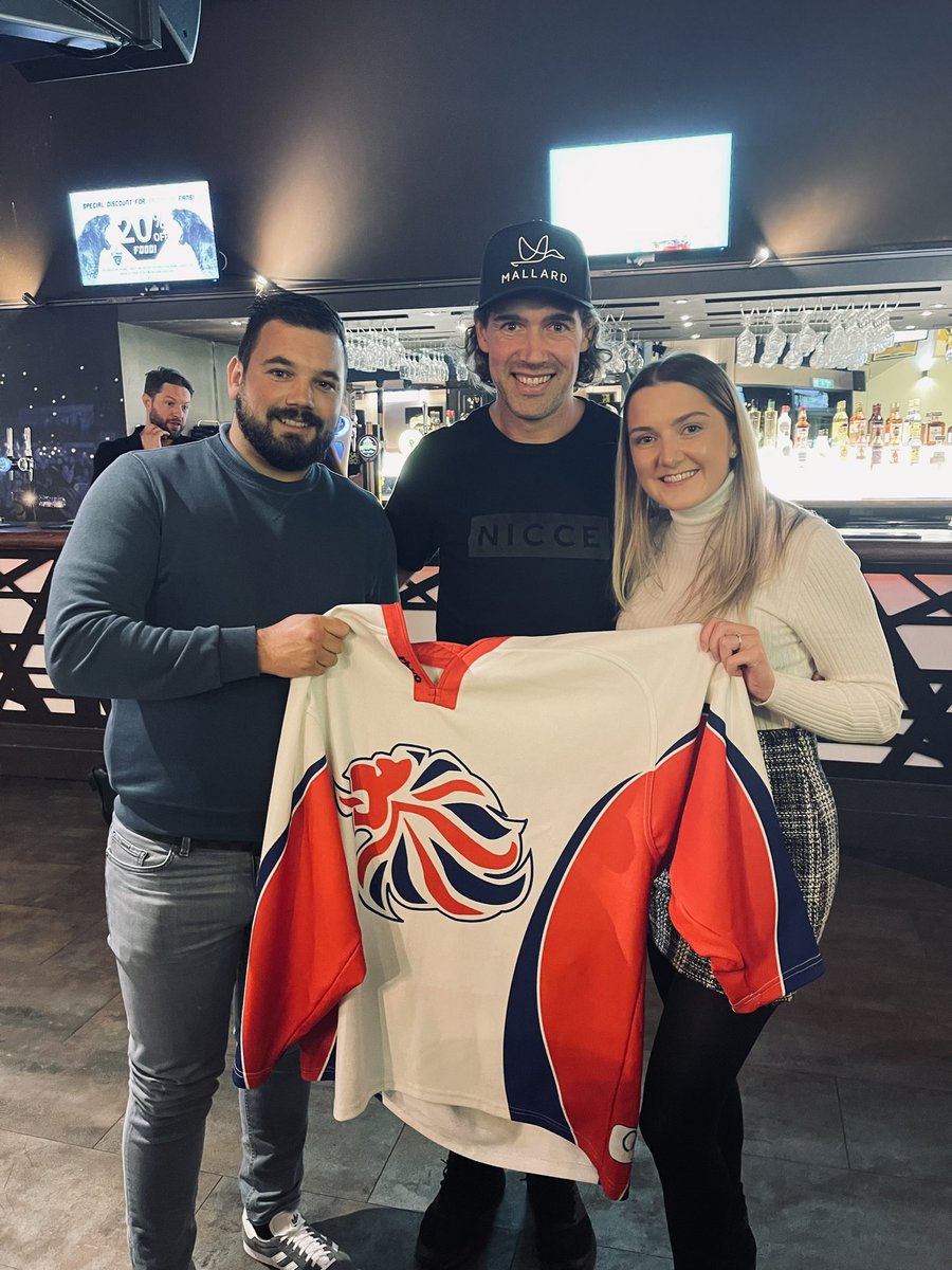 jesspeet_'s tweet photo. Fantastic night for @8matthewmyers for his testimonial quiz night at @SaltboxBar, we even bagged a new jersey to add to the collection! Over the moon, thank you!🏒🖤💛 https://t.co/dDYl6ampY6