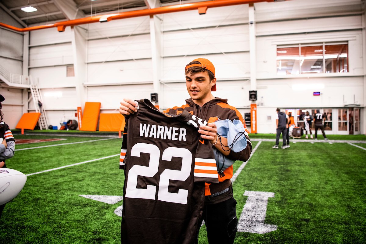 BrownsGiveBack's tweet photo. This weekend, we hosted Nate Warner through @ASWDayton to help make his wish of meeting the @Browns come true. 

Coach Stefanski, Nick Chubb and the rest of the team helped make that dream a reality 🌟 https://t.co/kLTz0GzetV