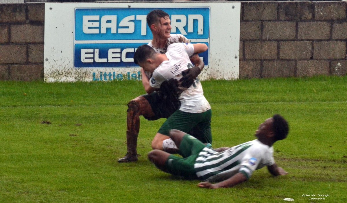 Darragh Emmett scored a late free-kick to make it 2-2 on Sunday at rain-swept St. Colman’s Park. The conditions were perfect for the sliding celebrations ⚽️🥅🌧

📸 <a href="/cobhsports/">Cobhsports</a>