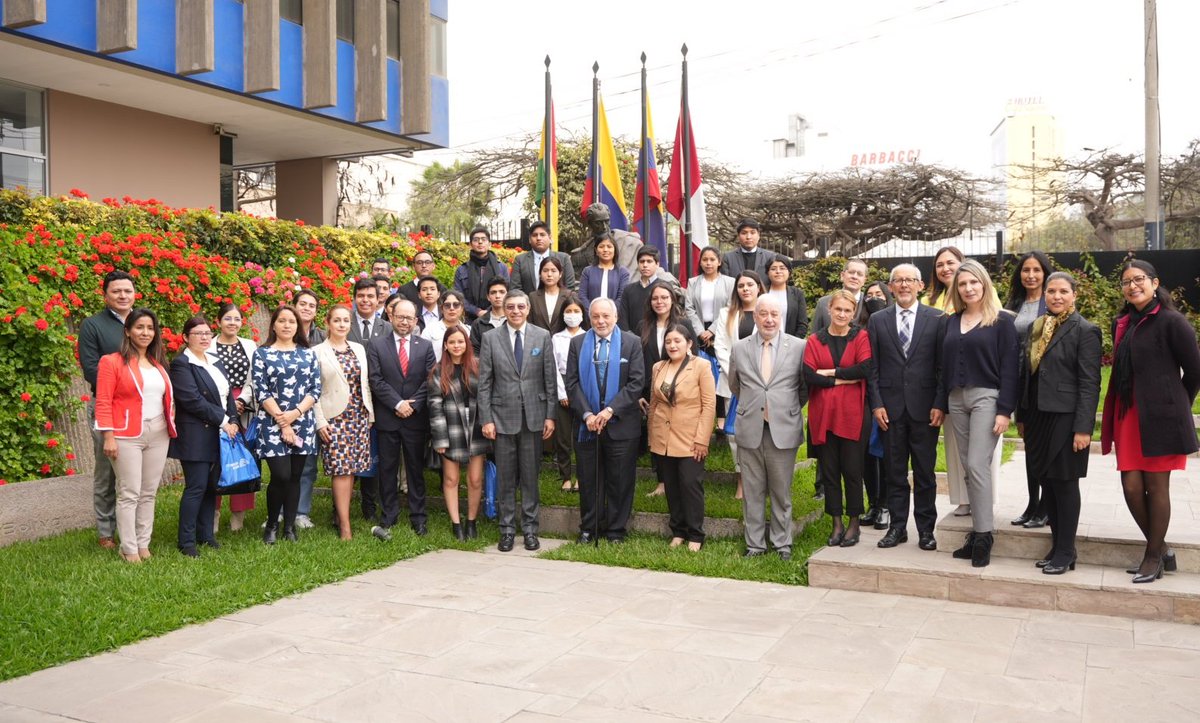 JHPedraza's tweet photo. Hoy dimos la bienvenida a 110 jóvenes profesionales de los países de la @ComunidadAndina 🇧🇴🇨🇴🇵🇪 que integrarán el XII programa de pasantías de la Secretaría General #PRACTICAN. Seguiremos trabajando con las nuevas generaciones fortaleciendo nuestro proceso de integración. https://t.co/5PNsJCNvzU