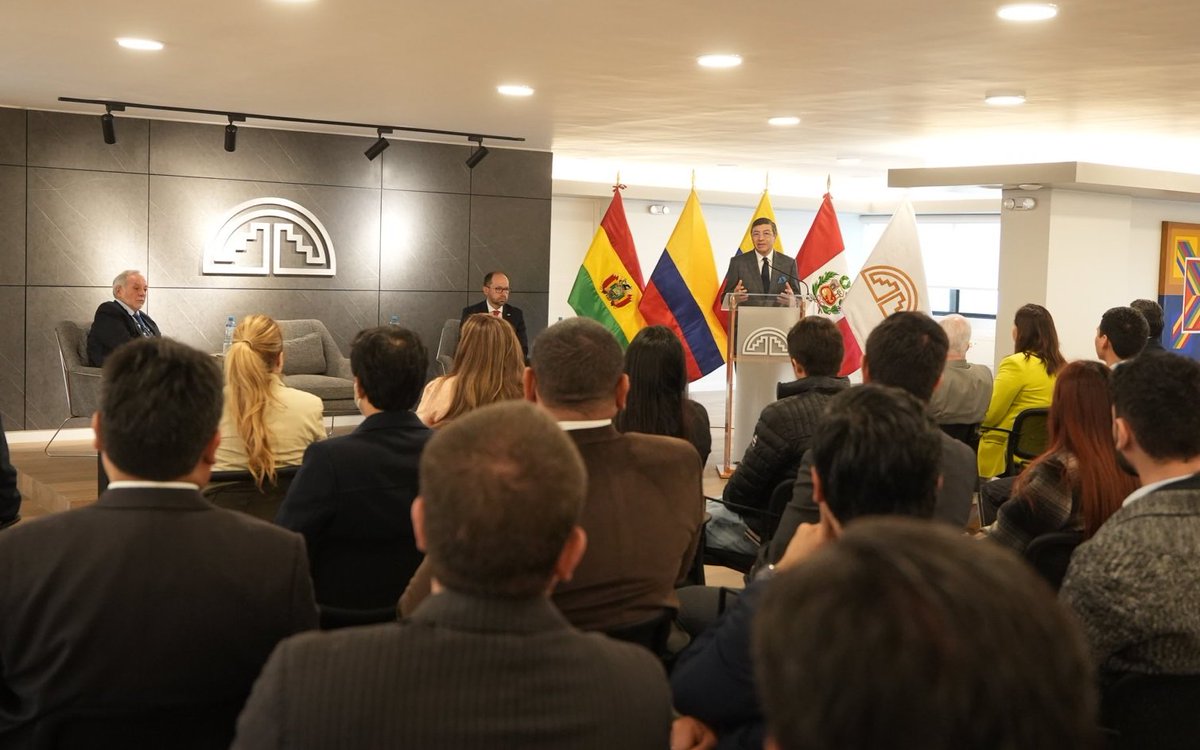 JHPedraza's tweet photo. Hoy dimos la bienvenida a 110 jóvenes profesionales de los países de la @ComunidadAndina 🇧🇴🇨🇴🇵🇪 que integrarán el XII programa de pasantías de la Secretaría General #PRACTICAN. Seguiremos trabajando con las nuevas generaciones fortaleciendo nuestro proceso de integración. https://t.co/5PNsJCNvzU