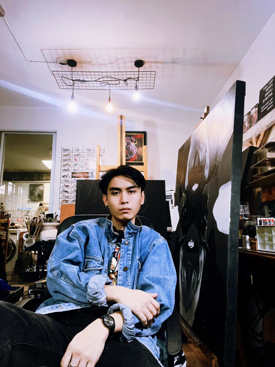 เพิ่งสังเกตว่าเราไม่ค่อยมีรูปตัวเองกับงานในสตูเลย งั้นขอบันทึกไว้หน่อยละกัน 😄

In the studio 🖤 #ponthepsupunsaleekul #painting #artwork #painter #artist #oiloncanvas #art #artstudio #studio