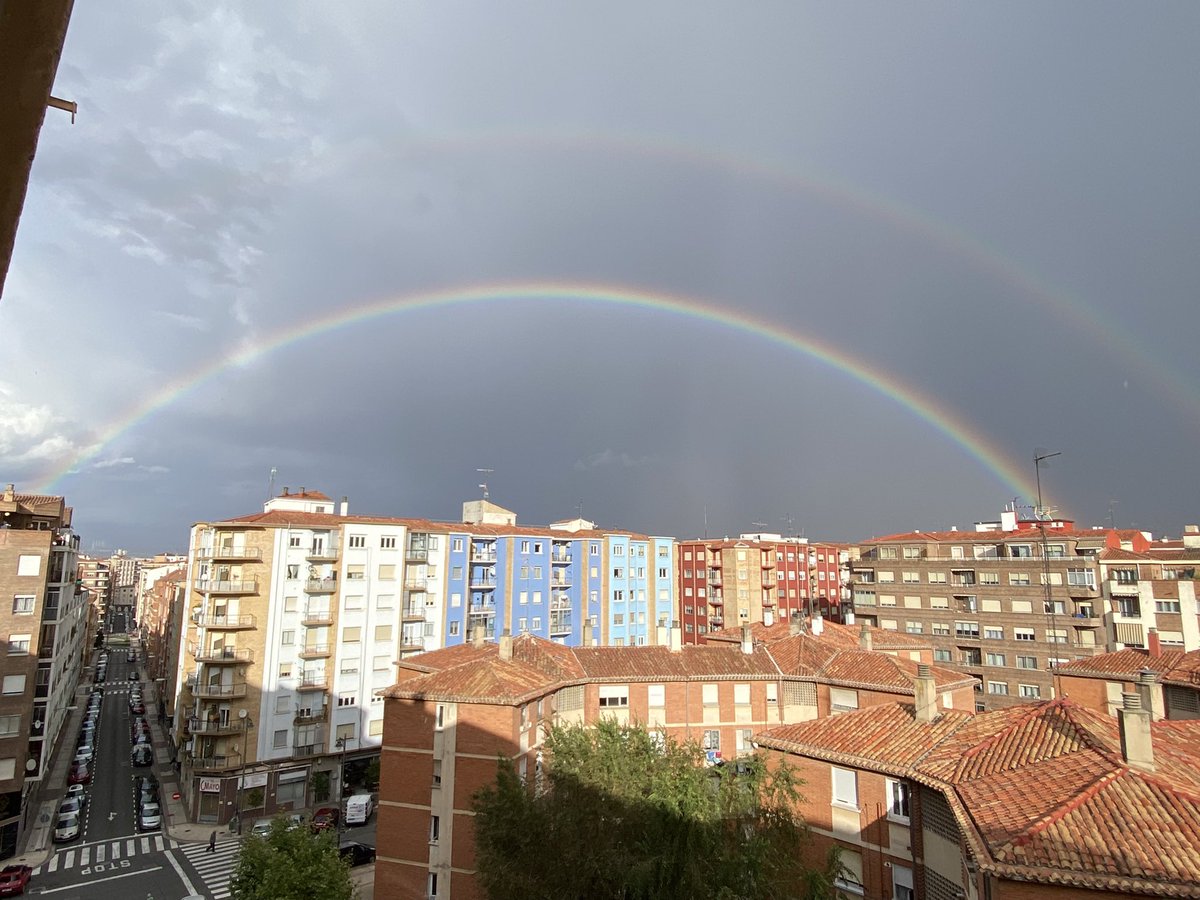 Arevillac's tweet photo. @tiempobrasero precioso 😍 doble arco iris esta tarde sobre #logroño https://t.co/XfeV0HFCJC