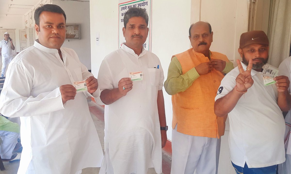 shams_s's tweet photo. Proud Congressi...
Voted 4 @INCIndia President at Sadaqat Ashram Patna.
#AICCElection https://t.co/Ic20yhHima