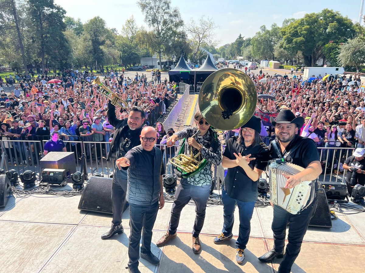 WARPmagazine's tweet photo. . @NortecBF en la Feria Internacional del Libro del IPN #WARPGigs
Cerca de dos horas fueron las que Nortec Bostich + Fussible hicieron cautivar a sus espectadores, en un show en el cual no faltaron los aplausos, chiflidos y el baile.
https://t.co/zYPRdx14xG https://t.co/EAPR1Gpmgh