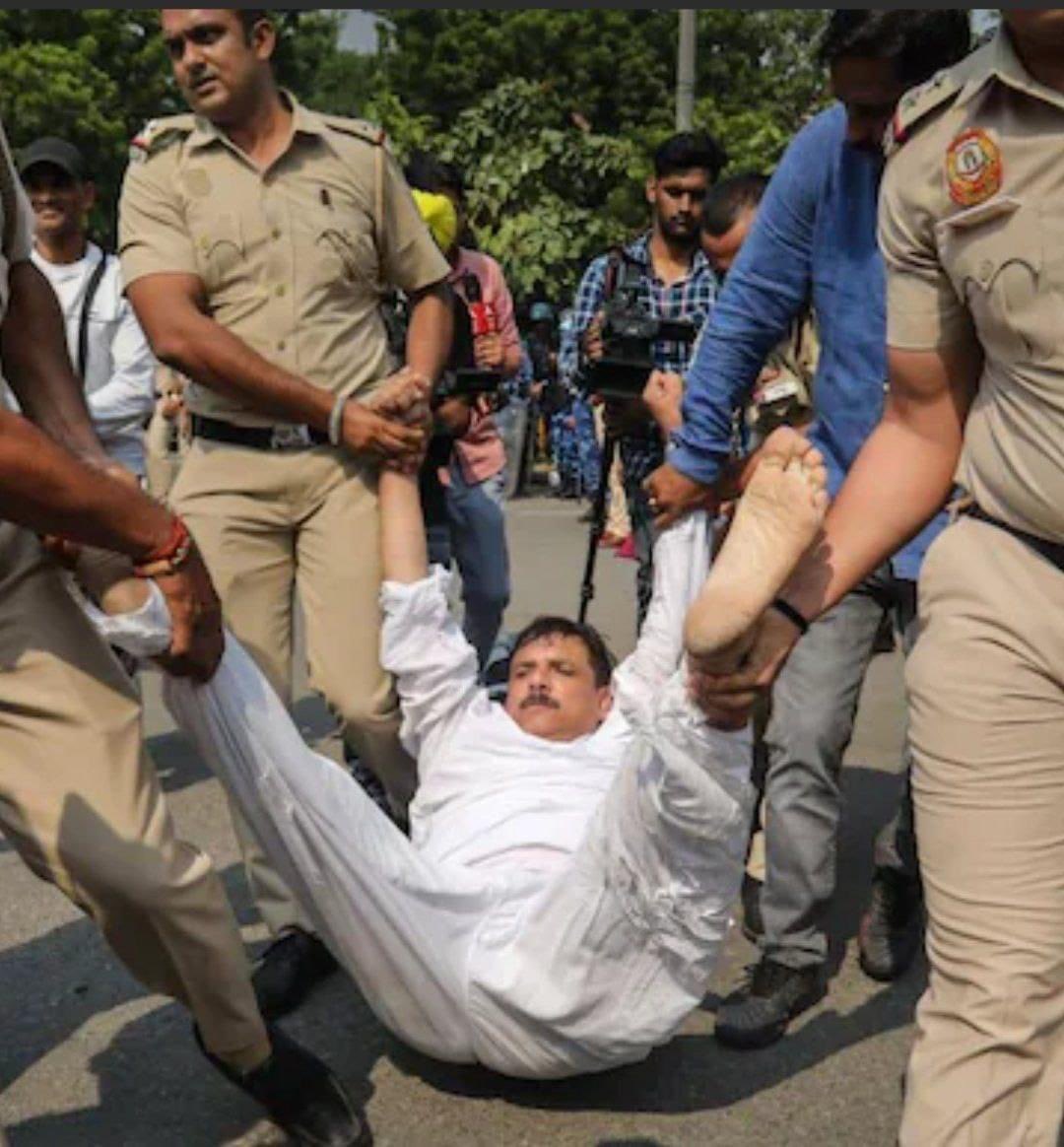 Vineetbhargava9's tweet photo. घोर निंदनीय! राज्यसभा सांसद है कोई स्ट्रीट डाॅग नहीं, ऐसे तो MCD भी गली के आवारा कुत्तों को पकड़ कर वैन में भी नहीं डालती 😄😄😄 https://t.co/NehkISvYDy