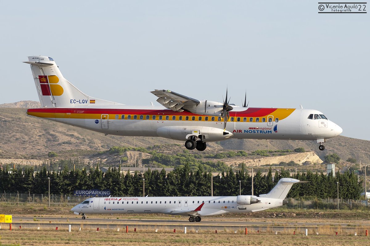 Doblete de "Air Nostrum"
Arriba y abajo.
Izquierda y derecha.
Hélice y reactor.
Librea nueva y librea antigua.
<a href="/AirNostrumLAM/">AIR NOSTRUM L.A.M.</a> <a href="/ALCspotters/">ALCspotters</a> #VSpotterdayALC #LEAL #ECLQV #ECMLC #AT76 #CRJX