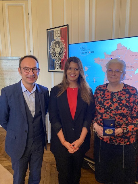 La Secrétaire d'Etat <a href="/MarleneSchiappa/">🇫🇷 MarleneSchiappa</a> a lancé son 
#TourDeFranceDuBenevolat à Alençon.
A l'invitation du <a href="/Prefet61/">Préfet de l'Orne 🇫🇷</a> l'UDAF était présent pour faire des propositions : statuts des bénévoles, guichet unique, formation. Yvonne Sergent, adm UDAF a été décorée