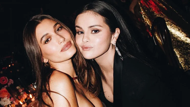 vive_argentina's tweet photo. 🔴FUROR en redes por las polemicas fotos entre Hailey Bieber y Selena Gomez en una fista.
#AcademicTwitter
#SelenaGomez #haileybieber
#LATAM
#MundoVIVE https://t.co/QF69QPvLyO