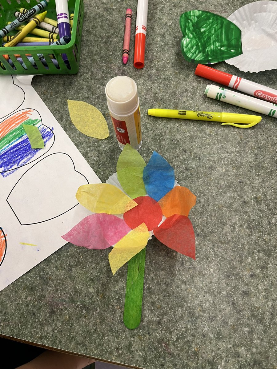 AKMaynes's tweet photo. What a great way to kick off #MassSTEMWeek at the @WPS_Shamrock! Kindergartners in Ms. Allardi’s class designed their own flowers after reading the book “Flower Garden.” #WoburnSTEMWeek https://t.co/stjw8OczJs