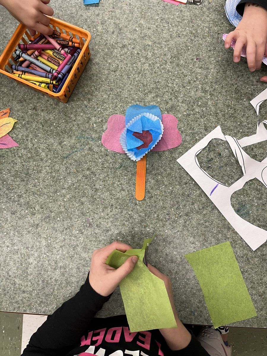 AKMaynes's tweet photo. What a great way to kick off #MassSTEMWeek at the @WPS_Shamrock! Kindergartners in Ms. Allardi’s class designed their own flowers after reading the book “Flower Garden.” #WoburnSTEMWeek https://t.co/stjw8OczJs