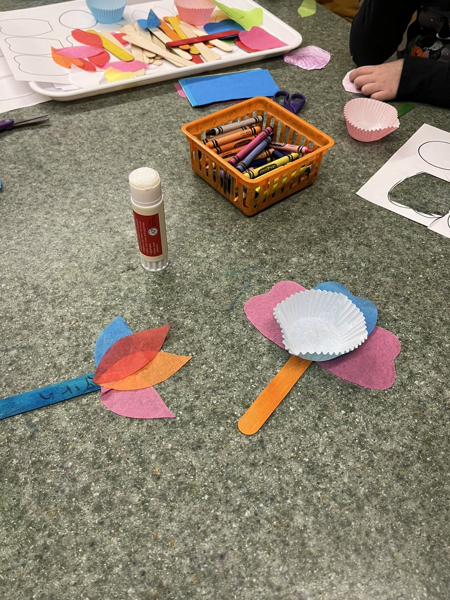 AKMaynes's tweet photo. What a great way to kick off #MassSTEMWeek at the @WPS_Shamrock! Kindergartners in Ms. Allardi’s class designed their own flowers after reading the book “Flower Garden.” #WoburnSTEMWeek https://t.co/stjw8OczJs