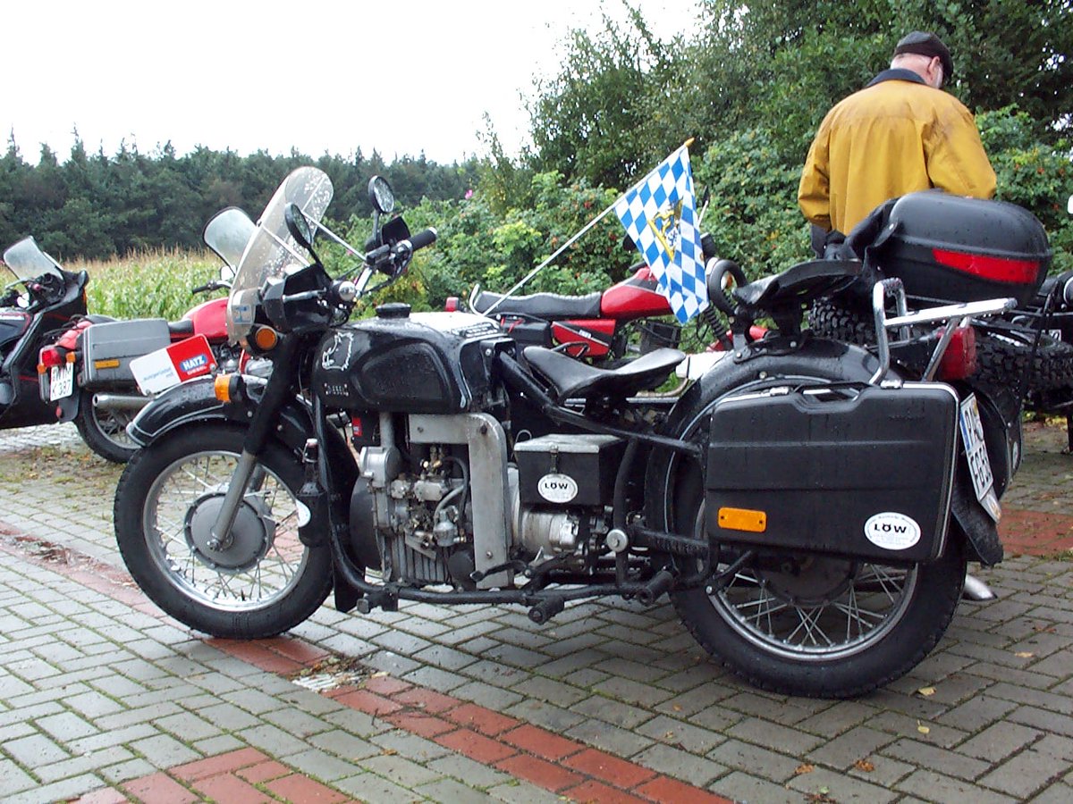 Dieselkrad's tweet photo. Russisches Rohr und und deutscher Industriediesel. Wenn man gern Gespann fährt und beruflich mit Baumaschinen zu tun hat, dann kann das mal passieren.
#hatz #dieselmotorrad https://t.co/uswXjALPZP