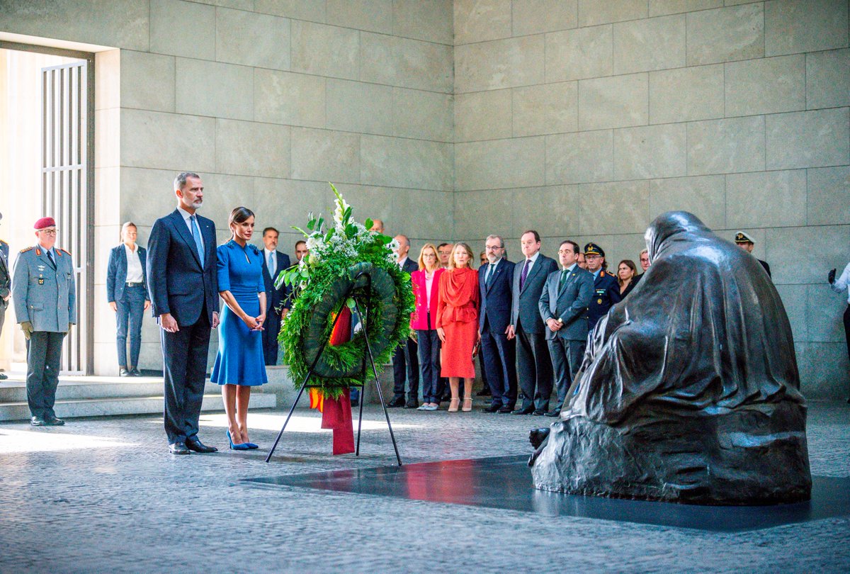 lopez_mariapaz's tweet photo. 🇪🇸🇩🇪 Visita de Estado de los Reyes de #España a #Alemania. Felipe VI y Letizia visitaron este lunes el Monumento a las Víctimas de la Guerra y la Tiranía, en la #NeueWache (Nueva Guardia) de #Berlín 
📷Michael Kappeler/AP vía Pool
https://t.co/z3pkzxK9E2 https://t.co/Ev1xOuDCav