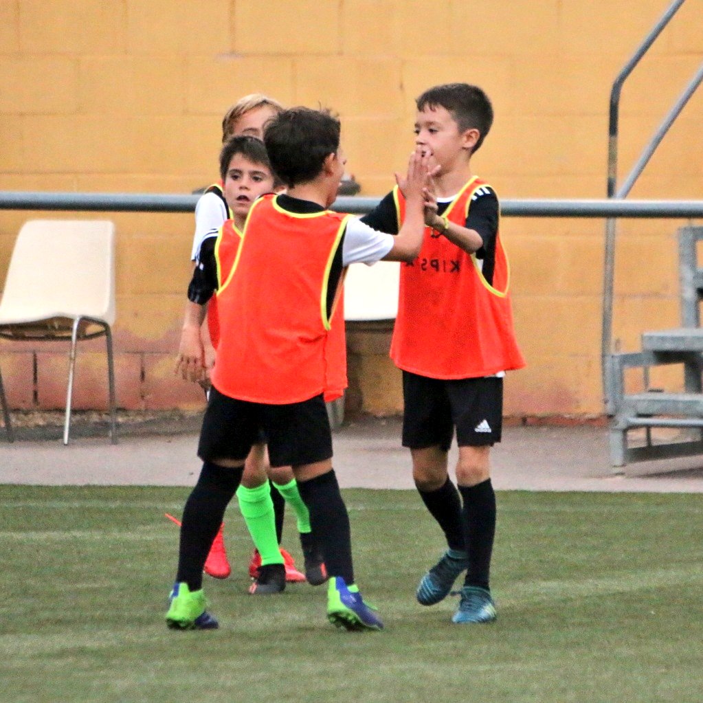 FCC_Cantera's tweet photo. 🤍🖤¡YA TENEMOS EN MARCHA UNA NUEVA EDICIÓN DE LA #LIGADEVALORES!
Arranca en Ciudad Jardín esta liga con reglas modificadas, con el primer partido entre Benjamín A y Benjamín B.
#FútVolvonVdeValores https://t.co/cgpttM5XBq