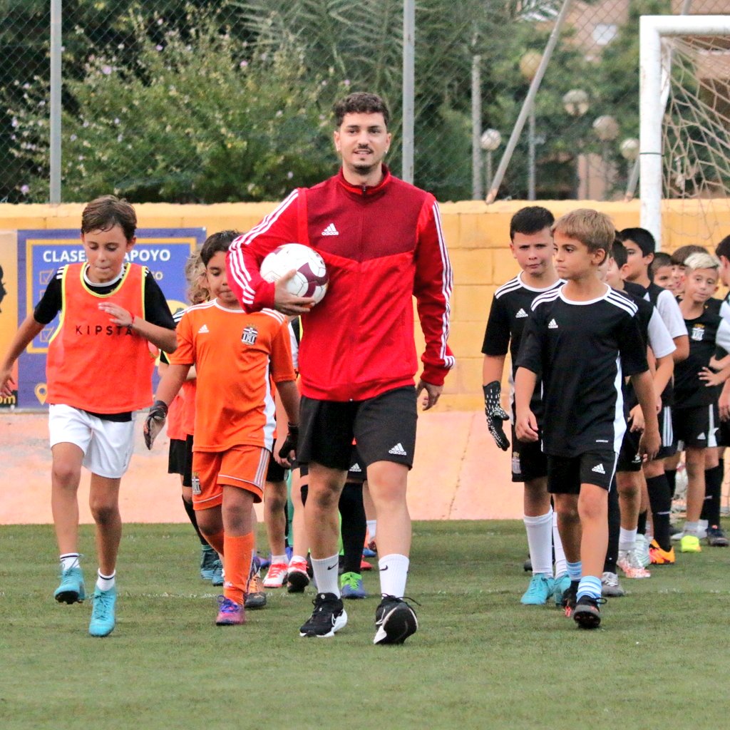 FCC_Cantera's tweet photo. 🤍🖤¡YA TENEMOS EN MARCHA UNA NUEVA EDICIÓN DE LA #LIGADEVALORES!
Arranca en Ciudad Jardín esta liga con reglas modificadas, con el primer partido entre Benjamín A y Benjamín B.
#FútVolvonVdeValores https://t.co/cgpttM5XBq