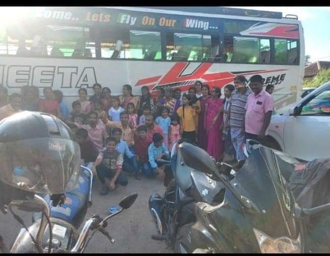 deekshitha97's tweet photo. Isn't this is called a real success! ❤

ಕಾಂತಾರದ ಒಂದು ಪ್ರದರ್ಶನ ಬುಕ್ ಮಾಡಿ ಚಲನಚಿತ್ರ ವೀಕ್ಷಿಸಿದ ಒಂದೇ ಗ್ರಾಮದ 69 ಮಂದಿ!

ಕಾಸರಗೋಡು ಜಿಲ್ಲೆ ಬದಿಯಡ್ಕ ಕುಂಟಾಲುಮೂಲೆಯ 69 ಮಂದಿ ಸೇರಿ ಕಾಸರಗೋಡು ನಗರಕ್ಕೆ ಬಸ್ ಪ್ರಯಾಣದ ಮೂಲಕ ಹೋಗಿ ಚಿತ್ರ ವೀಕ್ಷಿಸಿದ್ದಾರೆ
@shetty_rishab 
@KantaraFilm 
@hombalefilms 
#Kantara https://t.co/PmrroAjGGt