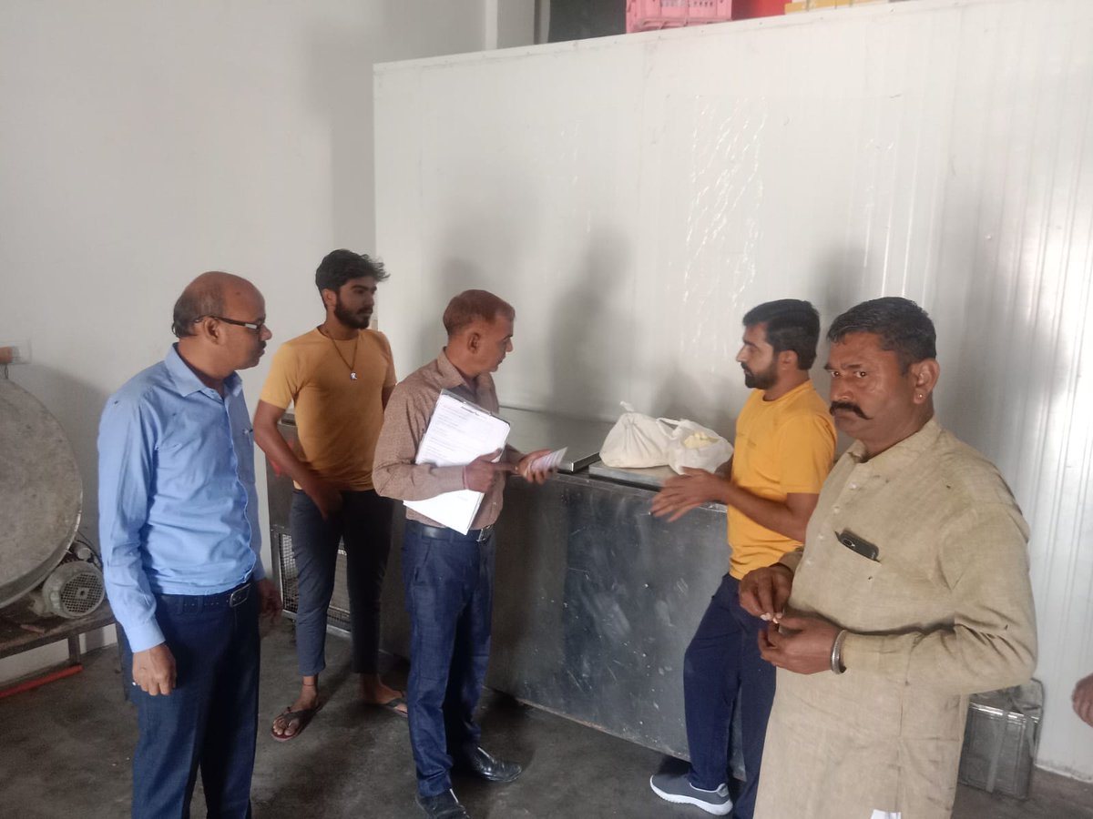 #Hanumangarh 
खराब पाए गए 70 लीटर दूध, 28 किलो मावा एवं 4 किलो डोडा बर्फी को मौके पर ही नष्ट करवाया

शुद्ध के लिए युद्ध अभियान के तहत नोहर से भरे पांच सैम्पल
<a href="/ashokgehlot51/">Ashok Gehlot</a>
<a href="/DIPRRajasthan/">सूचना एवं जनसम्पर्क विभाग, राजस्थान सरकार</a>
<a href="/RajCMO/">CMO Rajasthan</a>