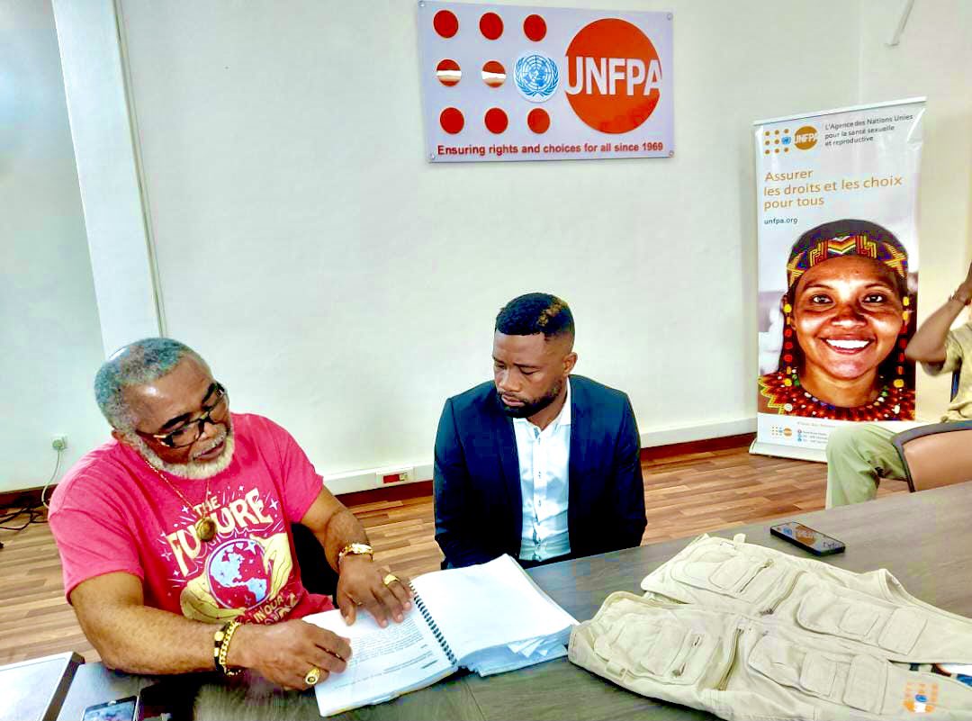 UNFPACameroon's tweet photo. #MakingOf #TheAlert movie on intimate partner violence #IPV & sexual harassment. The crew & cast @UNFPA๐จ๐ฒ ! ๐ฅ produced by @Janus_Images in partnership with #UNFPA & @UN_Cameroon. โญ๏ธ Directed by @RealZackOrji ๐ณ๐ฌ & with @AurelienChedjou @NoahYannick @HASSANNDAM โญ๏ธ
#HeForShe https://t.co/nvVmxUshIG