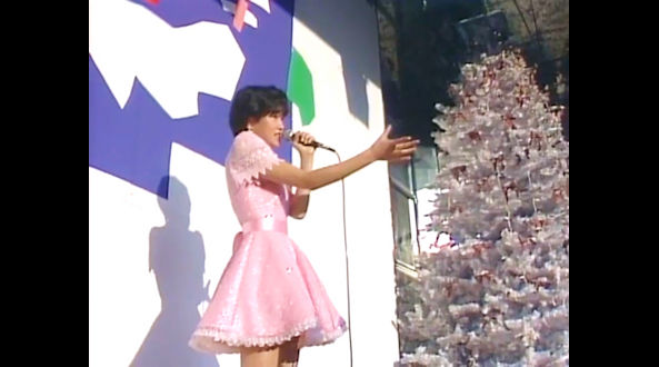 Maps415lapsM's tweet photo. 【10月18日】#ミニスカートの日
#NowPlaying
#荻野目洋子
「ディセンバー・メモリー」
‣3rdシングル、1984.11.5リリース
‣作詞:三浦徳子/作曲:井上大輔/編曲:船山基紀
‣花王「ビオレU」CMソング
#荻野目ちゃん
#ディセンバー・メモリー
〈新宿ALTAミニコンサート🎤1984.12.23🎄〉
#THESTEP #MV📼 https://t.co/ogrd70zQg5