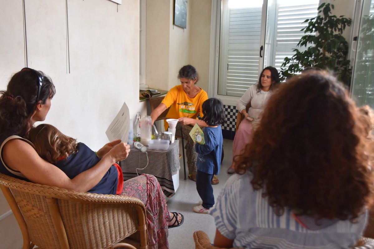 AjTorredembarra's tweet photo. Taller per aprendre a elaborar begudes vegetals ➡️ activitat de la #SetmanaBio2022, aquesta tarda a #Torredembarra
Consulteu el programa https://t.co/ak4mvAWVwP
📷 Anna F. https://t.co/yjrMUjTyrl