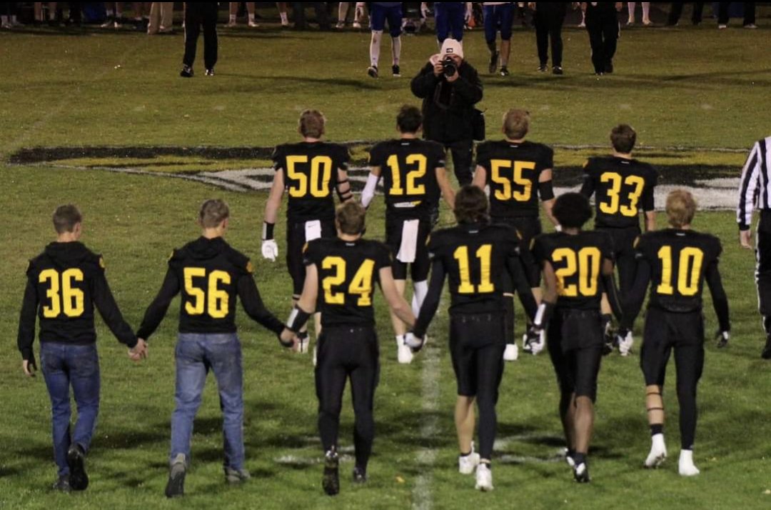 teejcurry's tweet photo. @JodyGlubka Here's one that shows all the seniors. Photo creds to Jen Latimer. https://t.co/g6XzpwdX4d