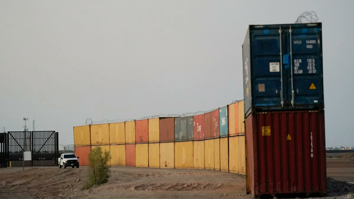 KOLDNews's tweet photo. #BREAKING Federal government orders #Ducey to remove shipping container border wall >> https://t.co/I8D1BjphGs https://t.co/CgZRgwFHYq