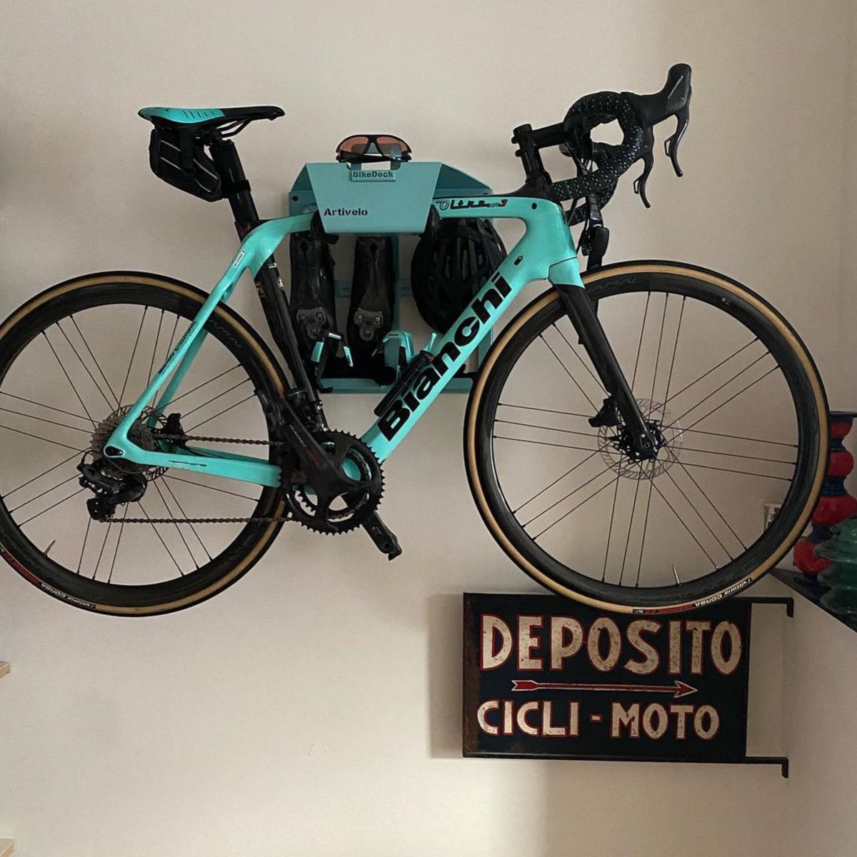 Artivelo_com's tweet photo. Your road bike and all the bike gear in one convenient place on the wall.
.
.
Credits: @henkmarzocco
#wallart #bikeonthewall #bikeporn #baaw #bianchi #bianchibikes #italianbikes #italianbike #italiancycling #italianbikes #bikerack #bikestand #cycling #cycle #rideyourbike https://t.co/P1LvU6JPwY