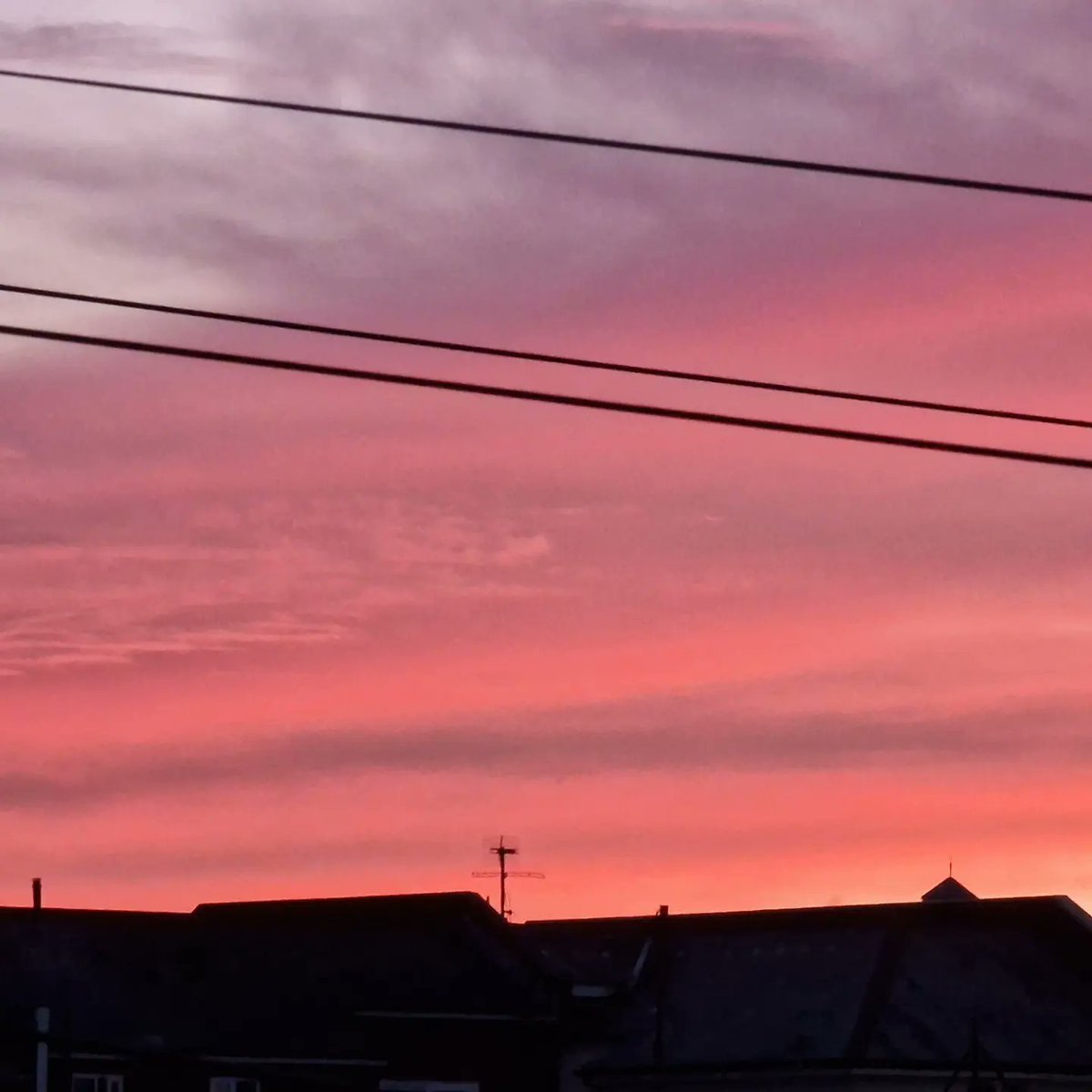 Windridgeshell's tweet image. What a sky tonight.  😍 xx love where I live melted today.  18 degrees and warm. Amazing 👏#southsea