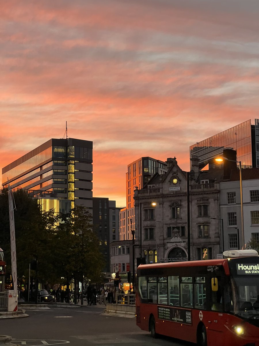 Gold and pink hues on my way home 🌅 #benefitsofwalking #sunset