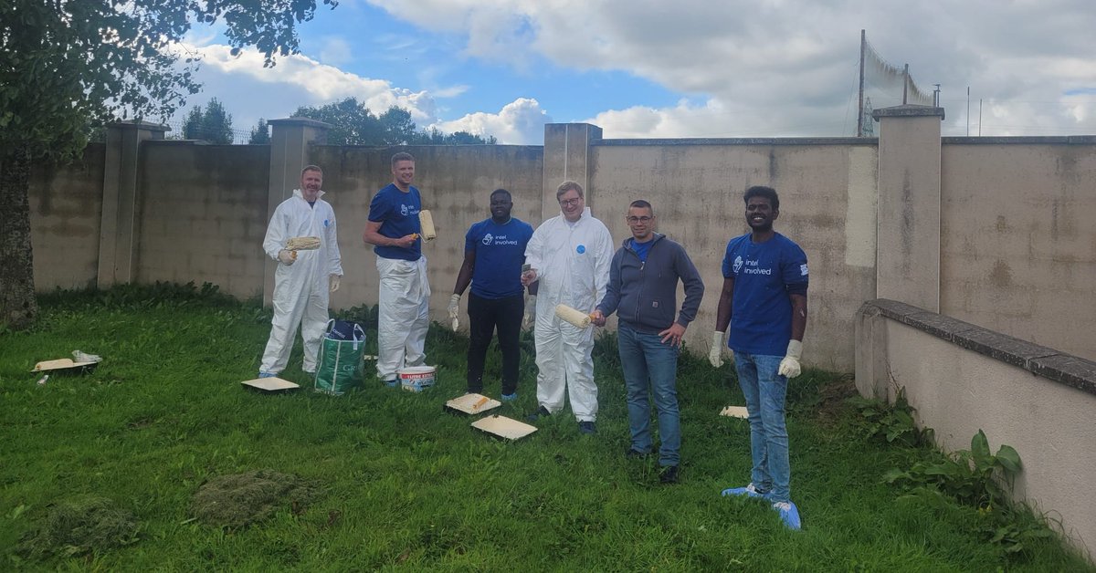 Intel_IRL's tweet photo. Our Intel Involved volunteer projects are back!

Well done to our global supply chain team who took to Easton Meadows in Leixlip recently where they painted a number of different areas around the estate. 🤲 

#IntelInvolved #volunteering https://t.co/eVRxkl9TSy