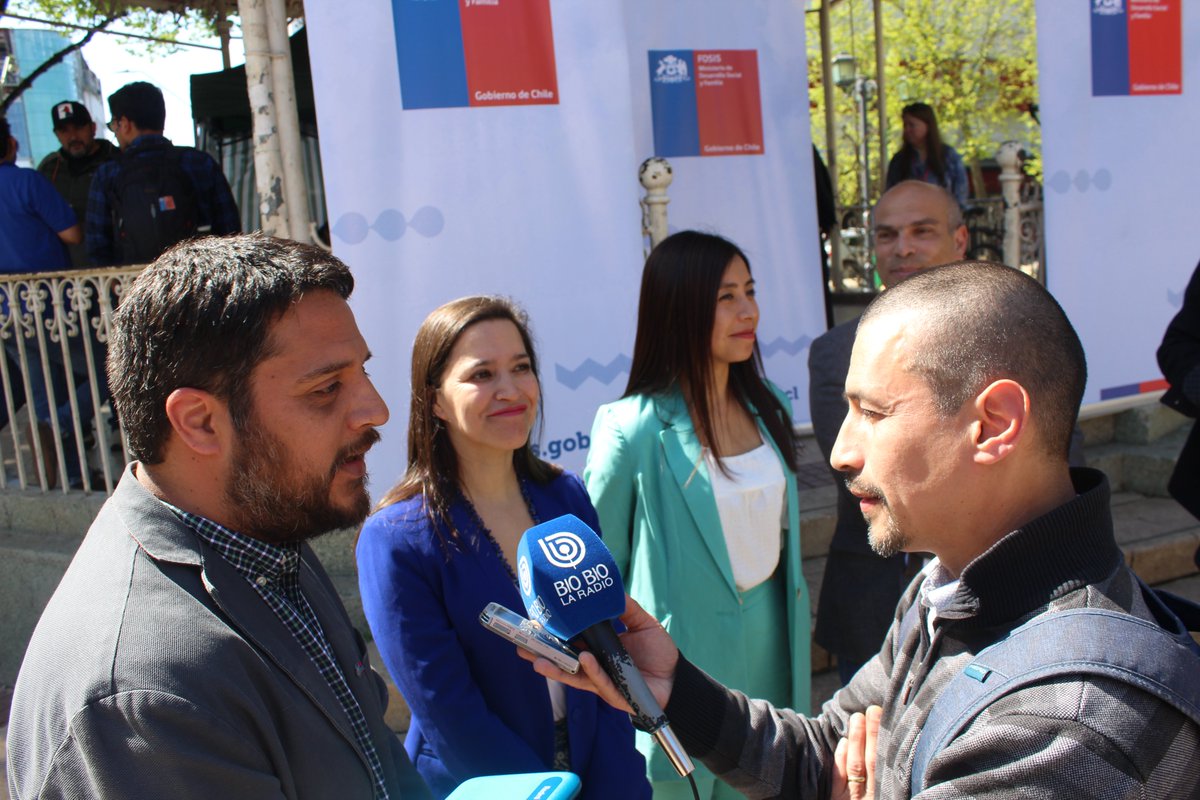 sercoteclosrios's tweet photo. 📍En representación de SERCOTEC Los Ríos, nuestro director regional Cristian Durán estuvo en la feria de emprendimiento FOSIS, acompañando a los distintos empresarios y empresarias de la región. #Sercotecenterreno #Valdiviacl #FeriasLibres https://t.co/36XYSHntY9