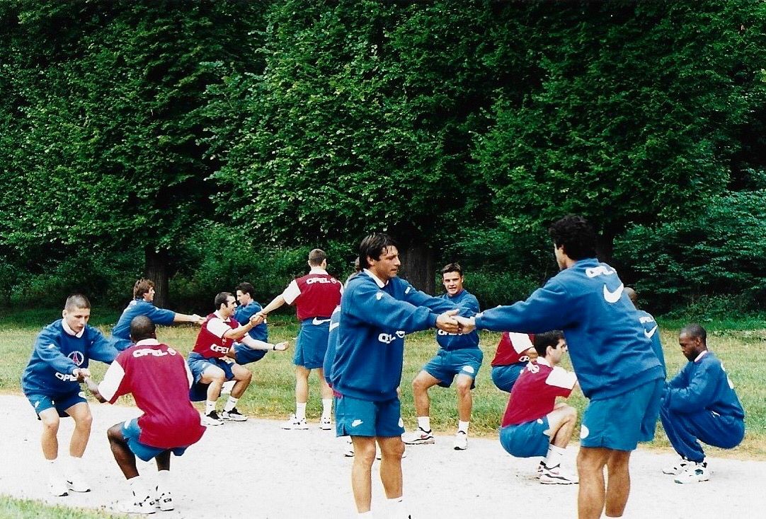 Entraînement collectif d’avant-saison dans la forêt de Saint-Germain. Eté 1996. (@FournierLaurent @rai10oficial José Cobos, Marko Pantelic, Oumar Dieng, …) Crédit 📸: collection personnelle @NavetBenjamin #PSG #PSGFamily #TeamPSG
