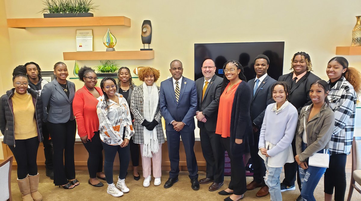 CentralHonors's tweet photo. Thank you to President Thomas @StudentPres  for hosting a luncheon this afternoon for our Presidential, Trustee and Strada Presidential Leadership Scholars. We missed many scholars who are in Atlanta and look forward to having you join us next time. https://t.co/Wow7KMViqO