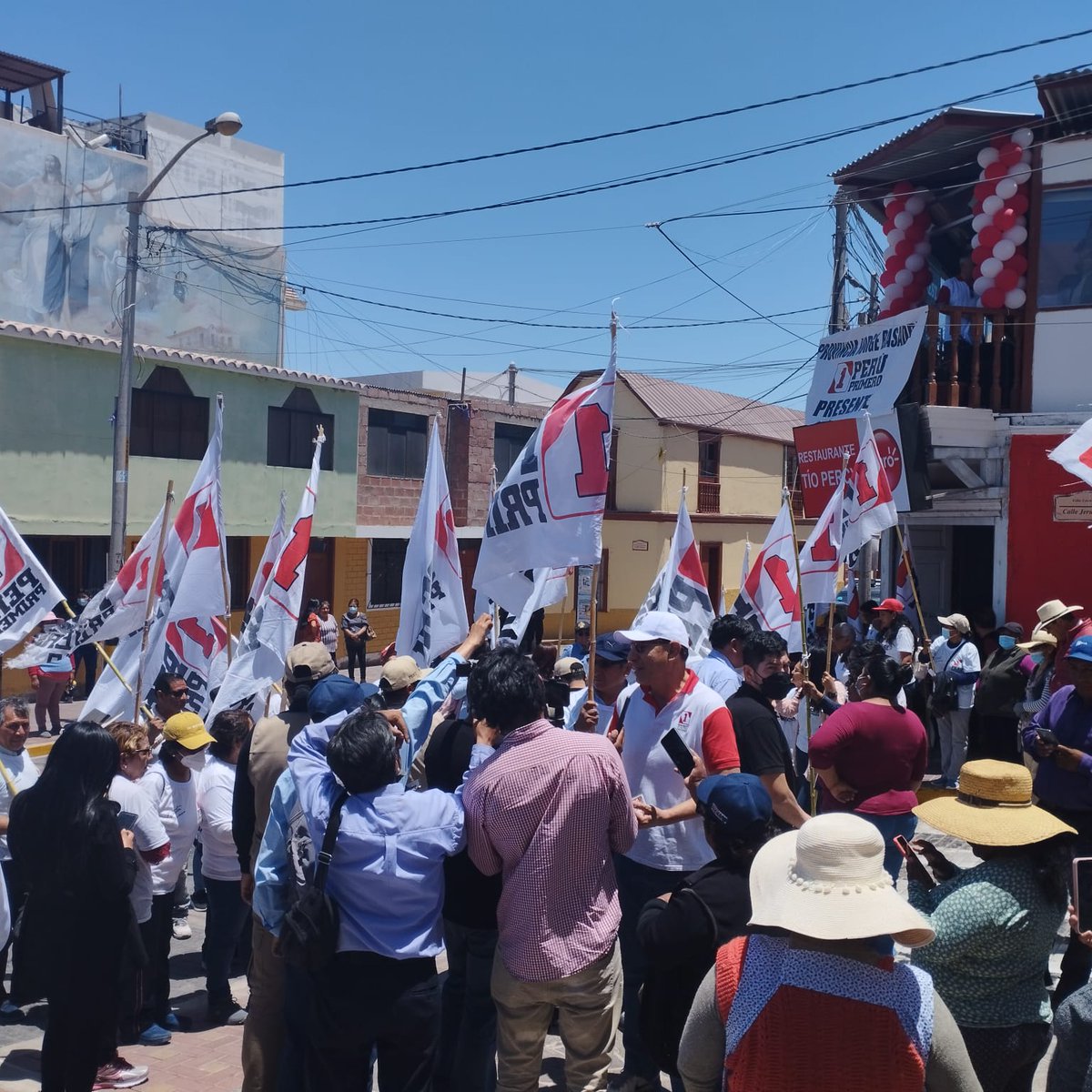 PeruPrimeroMV's tweet photo. Hoy Lunes 17 de Octubre, nuestro Líder @MartinVizcarraC se encuentra en la Heroica #Tacna en la Localidad de #Locumba inaugurando Comités.
Por un Partido Político Solido y Fuerte. El Perú Primero https://t.co/zGHeQrMTQf
