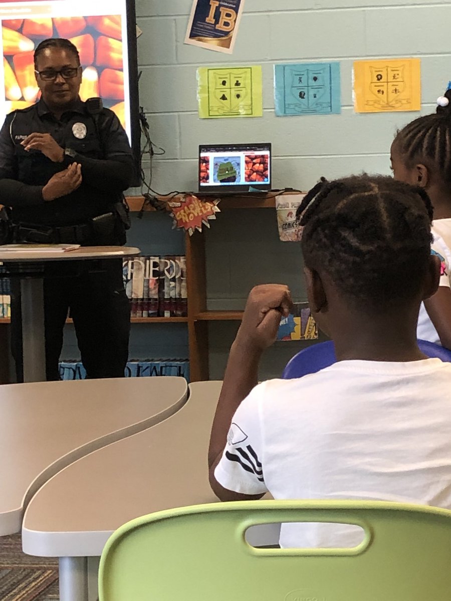 ‘How did you become an officer?’….. good THOUGHTful questions? #TigerStrong Cascade Tigers are THINKERS! @IBinAPS @SEL_APS #SPSBooksandBadges22 @APSMediaServ