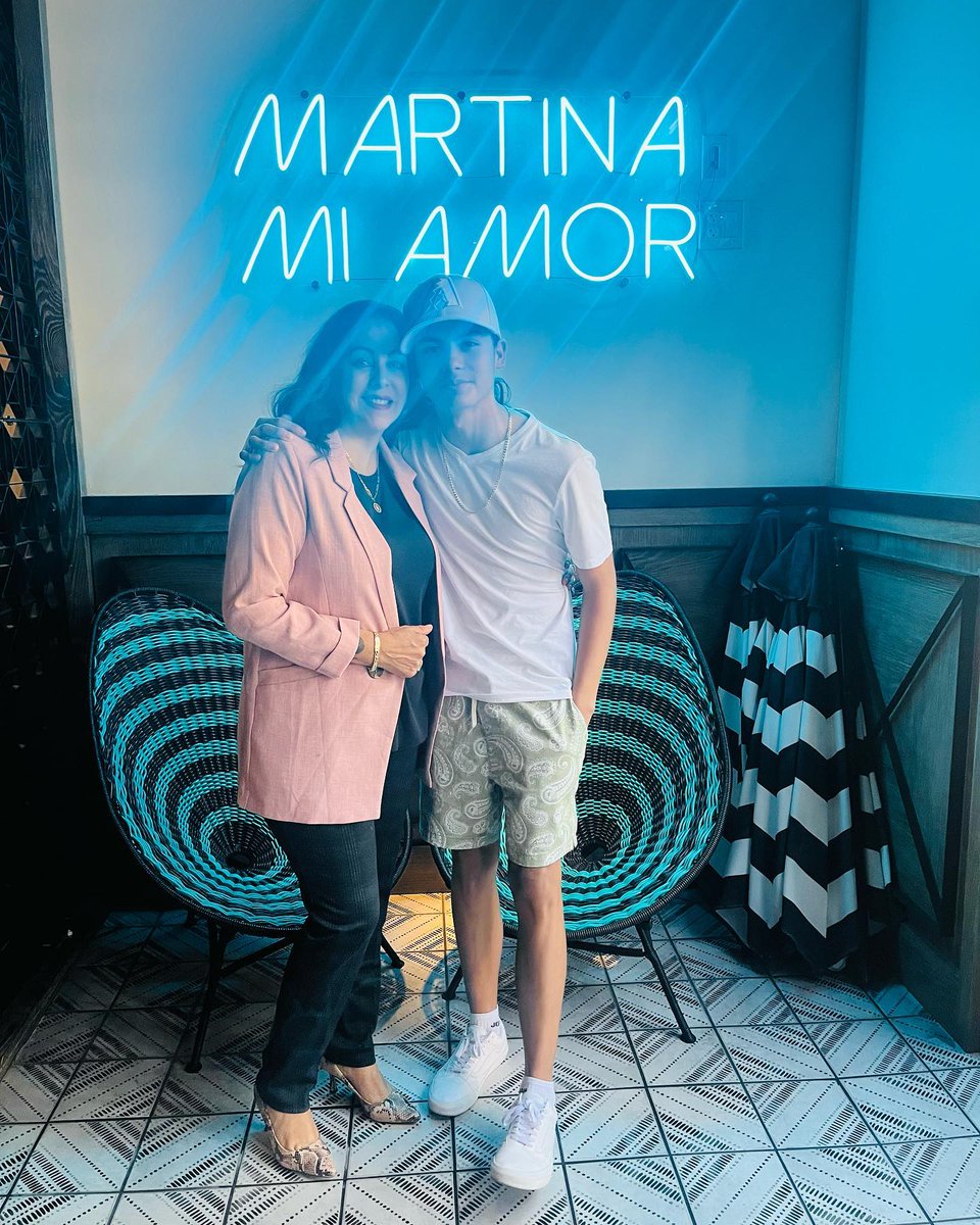 PortalCazarez's tweet photo. 📸 Miguel com a vó dele. 🥺❤️‍🩹

Miguel and his grandmother. https://t.co/xKCSm8dpoJ