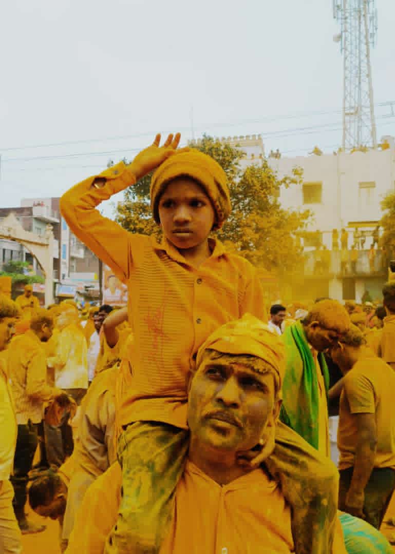 AnandaReve's tweet photo. *वडीलांच्या खांद्यावरून देवाचे दर्शन घेताना*
*हे समजूनच आले नाही की आपण*
*देवाच्याच खांद्यावर बसलोय..!!*
  
*🙏 देव माणूस 🙏* https://t.co/U6vXo5bawh