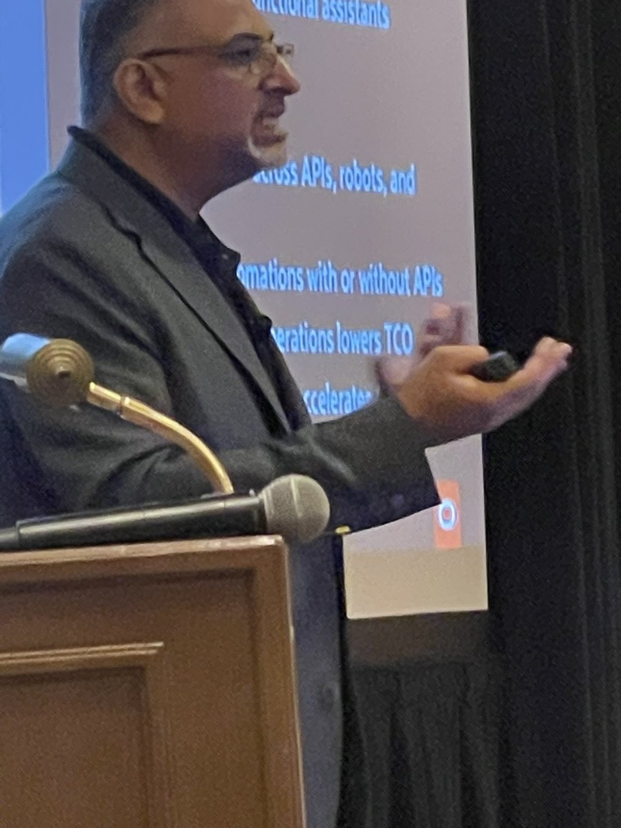 AntonyJReynolds's tweet photo. @suliyar talking about Oracle intelligent automation roadmap #OCW #ocw22 #intgr8 #oic https://t.co/8uPKDmP9fm