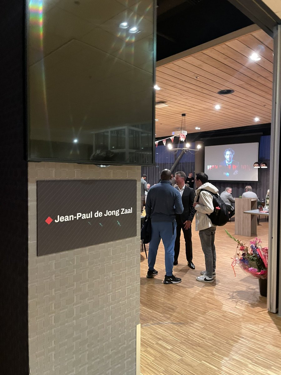 MarcelPaapst's tweet photo. Mooie opening van de Jean-Paul de Jong zaal in Stadion Galgenwaard. Top gozer en FC Utrechter door dik en dun. #fcutrecht #utrecht https://t.co/C9lJgegI0I