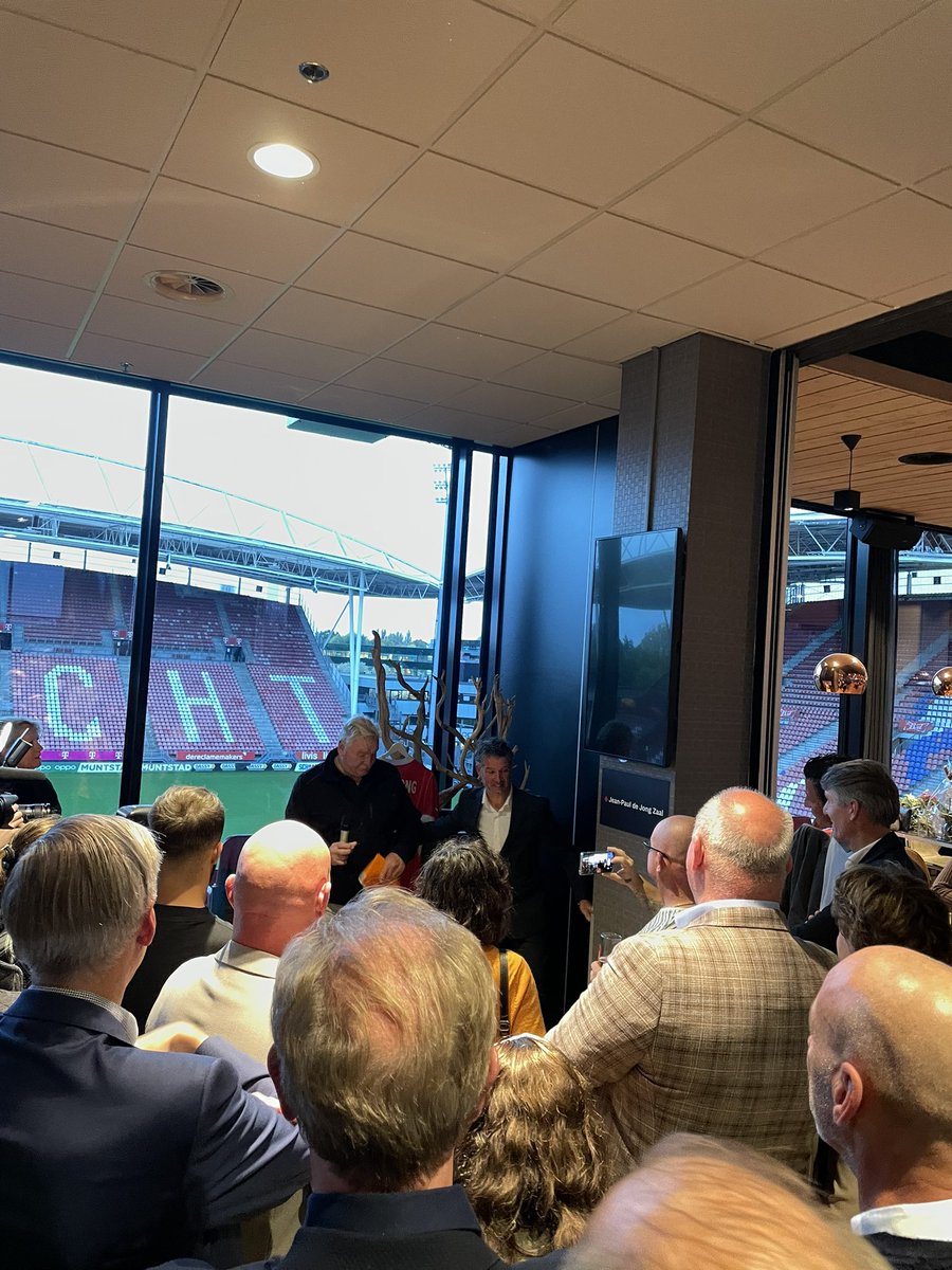 MarcelPaapst's tweet photo. Mooie opening van de Jean-Paul de Jong zaal in Stadion Galgenwaard. Top gozer en FC Utrechter door dik en dun. #fcutrecht #utrecht https://t.co/C9lJgegI0I