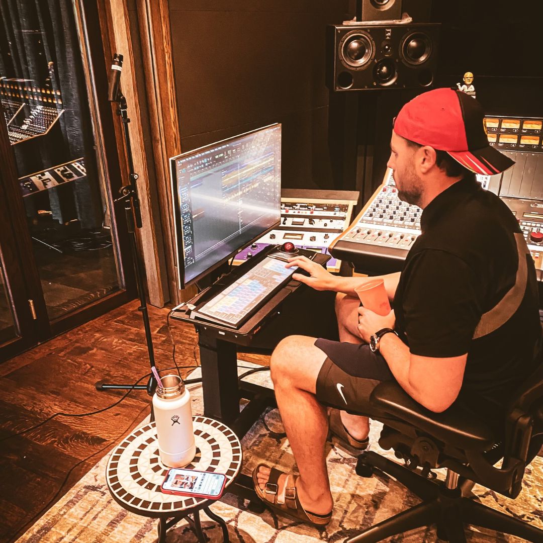 James adding some flavor. Matt putting the icing on the cake. And then...BAM. We've got a master track!😉
.
.
#pao #southernsoul #texasmusic #music #spotify