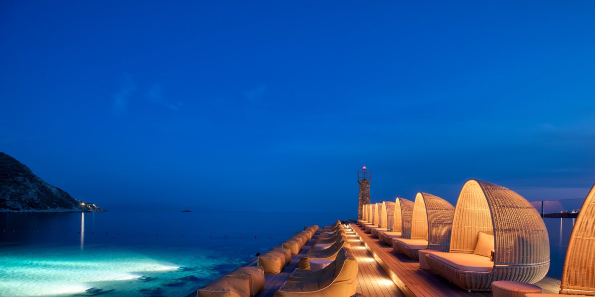 Thank you for another incredible season and for your continuous love and support. It's time to turn off the lights for this season but there is a light that never goes out: we will meet again in May 2023!

#santamarinamykonos