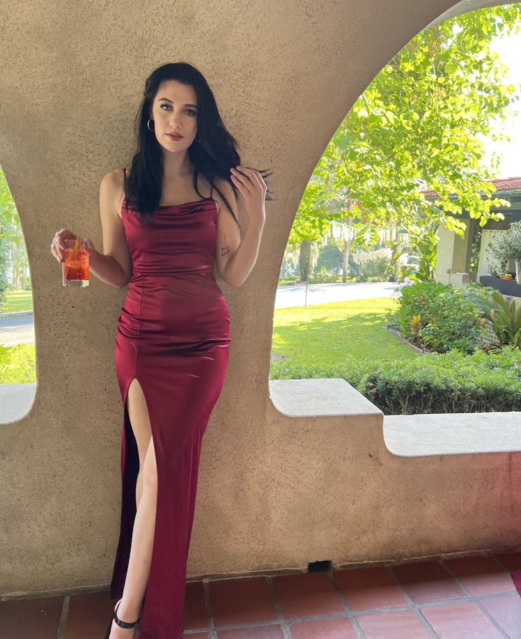 jessiesthinker's tweet photo. dressed like a daydream 🖤 https://t.co/XA4JunpGN4
