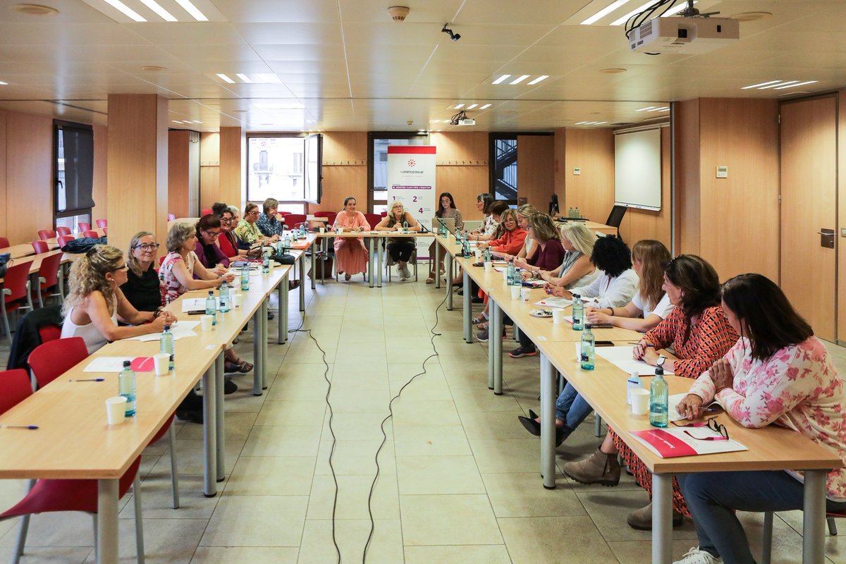 LaIntercolSuma's tweet photo. Reunió de la Comissió de Dones i d'Igualtat de @LaIntercolSuma debatent per definir accions de compromís i solidaritat amb les dones de l’Iran i per organitzar noves activitats que donin visibilitat a les dones en els col·legis professionals ♀️

#DonesIntercolcat https://t.co/qIPgdFdk08