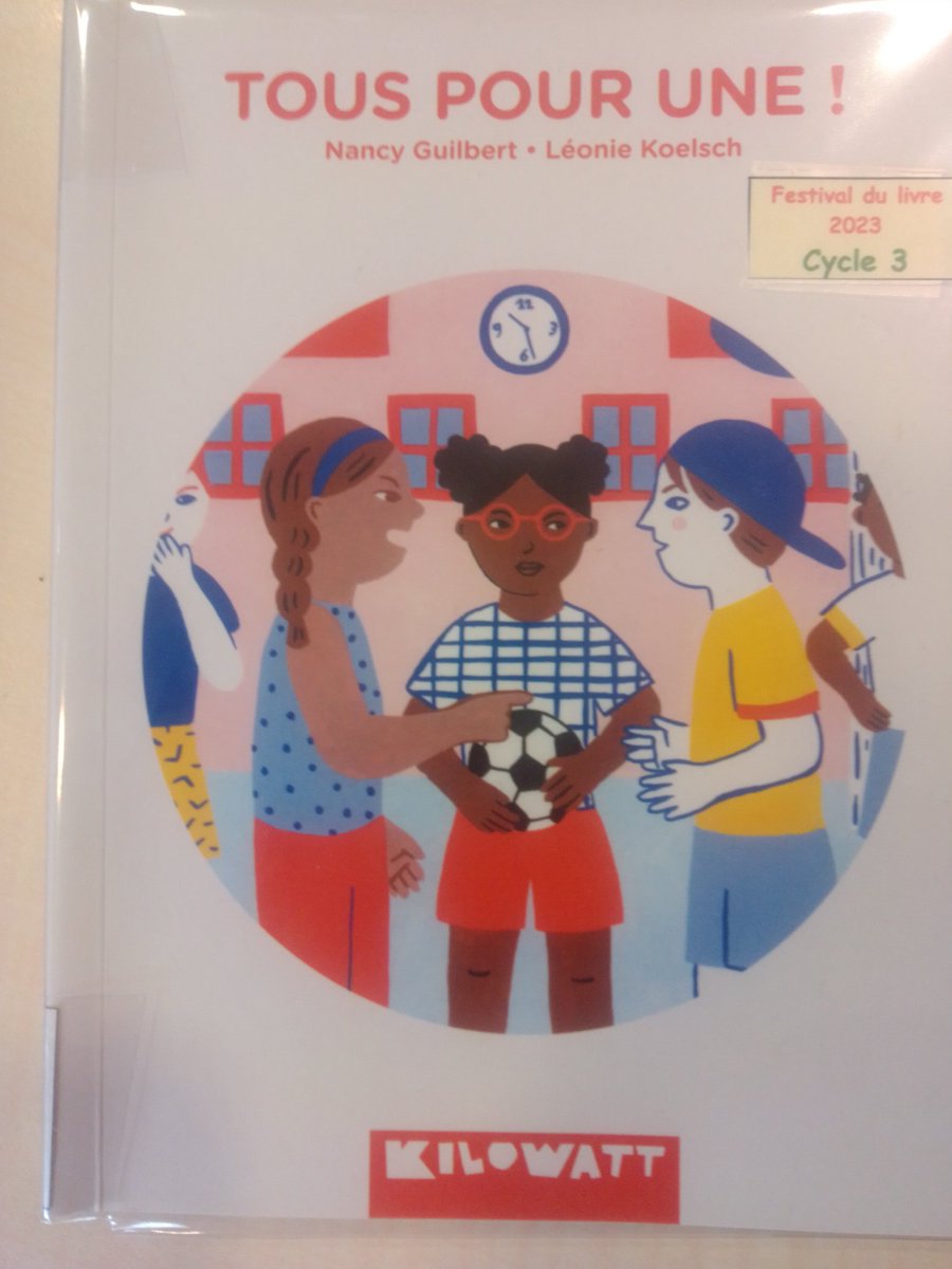 festlivrejeune's tweet photo. C'est la révolution dans la cour de l'école ! "Tous pour une" de #NancyGuilbert et #LéonieKoelsch @KWeditions ⚽ Sélection du 36e @festlivrejeune qui aura lieu du 1er au 4 juin 2023 #espaceRenéLeBas #AutreLieu @VilleCherbourg https://t.co/EclTz3Xysa