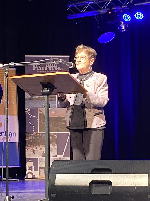 Des membres du CEPEO ont participé hier à une célébration organisée par la ville de Pembroke en honneur des donateurs de la campagne de financement pour la salle de spectacle Festival Hall Théâtre. 

Grâce aux dons, la salle s'est refaite une beauté avec des nouveaux sièges !