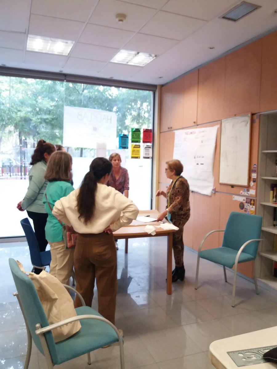 evArganzuela's tweet photo. Entre todas aprendiendo, con la coordinación y apoyo de nuestra querida Charo 😍 #AutogestionEnArganzuela #REDlocal https://t.co/k9wFascySW